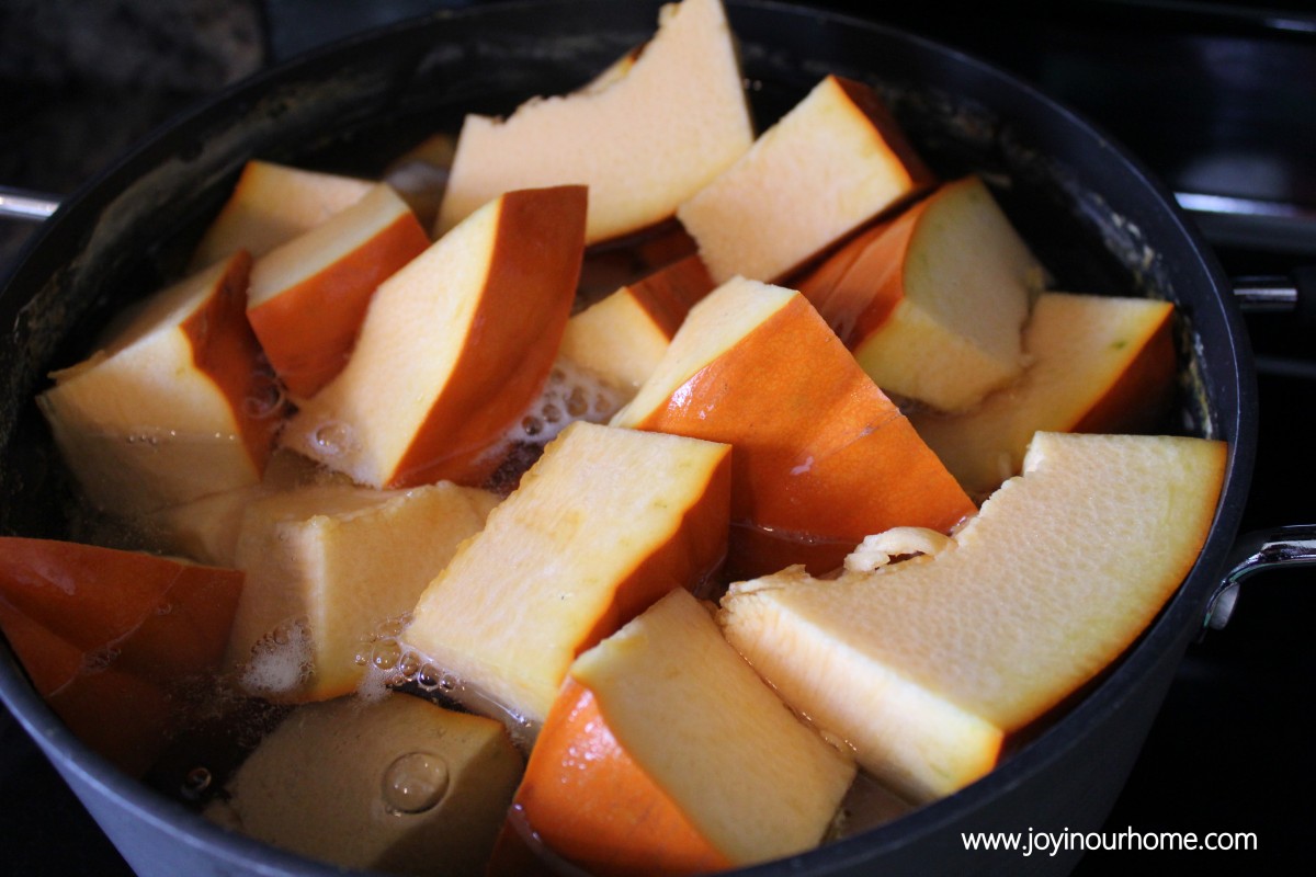 Making Your Own Pumpkin Puree (14 Days of Pumpkins) www.joyinourhome.com