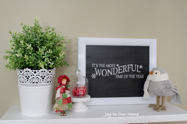 A Holiday Home Tour at www.joyinourhome. A simple but cozy Christmas. 