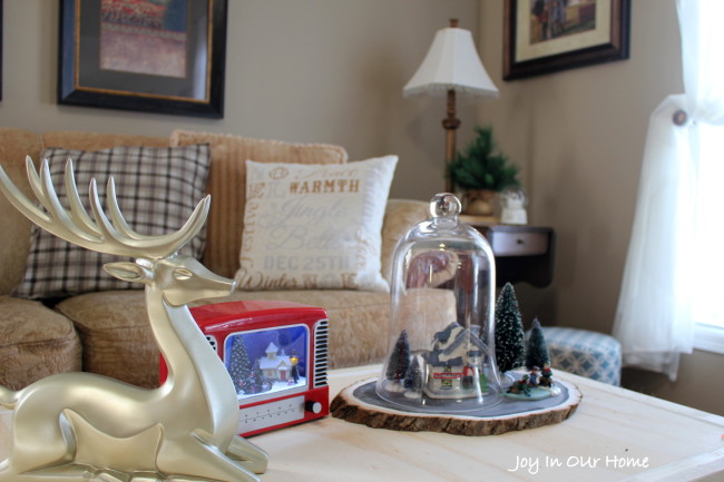 A Holiday Home Tour at www.joyinourhome