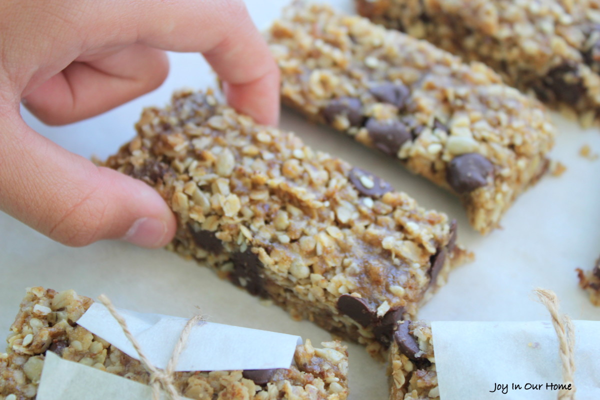 Homemade Chocolate Chip Granola Bars 