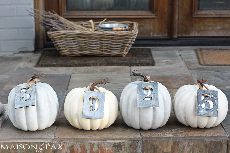 such a cute way to display your house number and decorate your front porch via maisondepax.com #fall #decor #pumpkin
